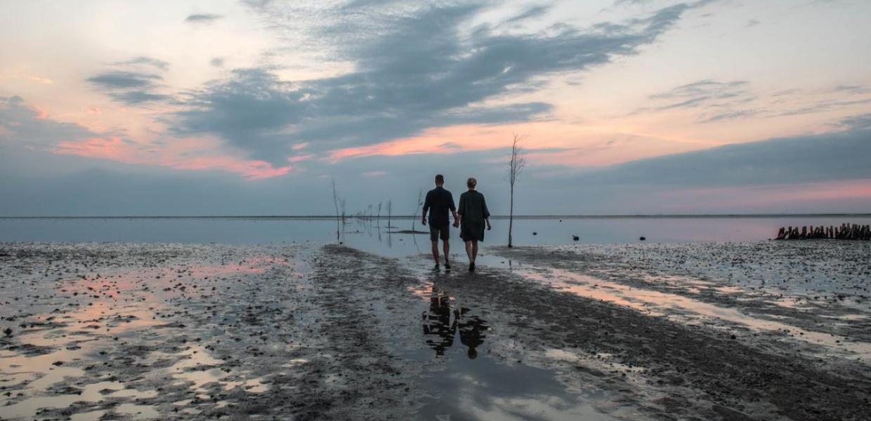 Couple walking on the beach, Mandø Ebbevej, Ribe